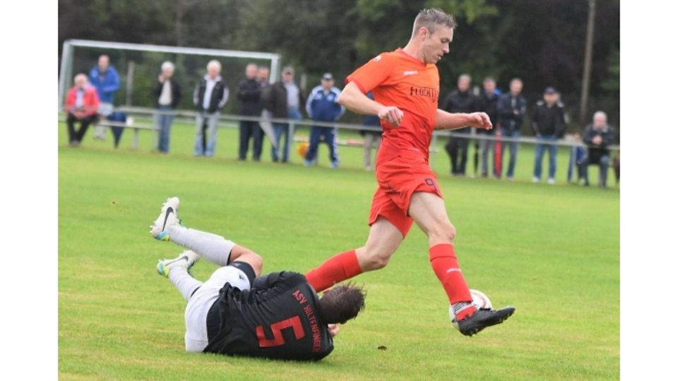 Nicht zu stoppen war Wehringen (orange) im Spiel gegen Hiltenfingen. Hier überlauft Wehringens Daniel Gleich seinen Gegenspieler Sebastian Gaschler. 	Foto: Kruppe