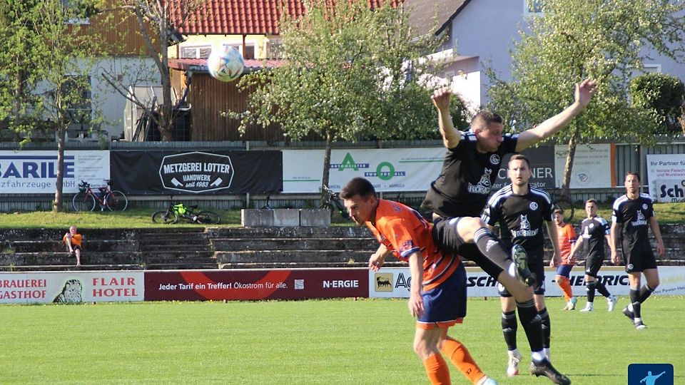 Stösst die Kreisligareserve des TuS Rosenberg (orangefarbenes Trikot) gegen den 1. FC Neukirchen (in Schwarz) den "Bock" um und landet den ersten Saisonsieg?