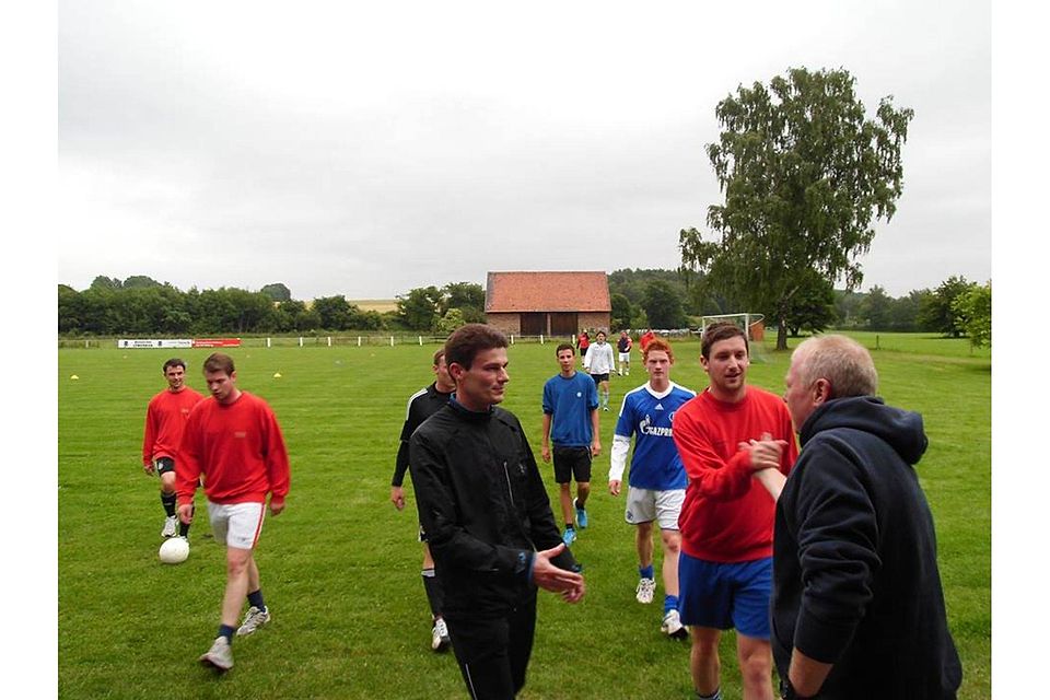 SG Trainer Nico Röhn (Mitte) begrüßte Spieler und Verantwortliche zum Auftakt Training der SG Brunslar/Wolfershausen