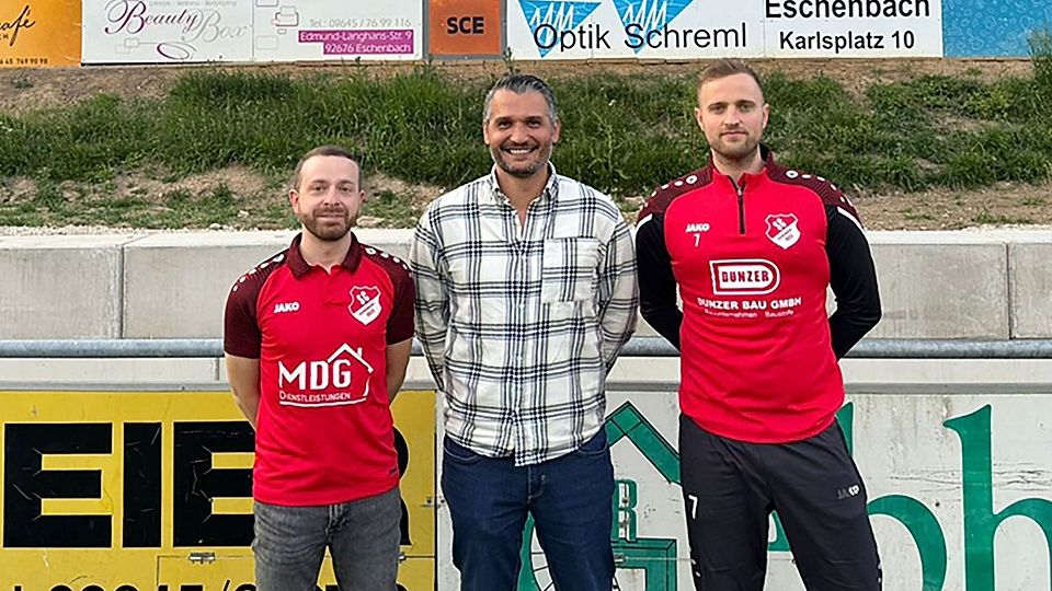 SCE-Vorsitzender Michael Brüchner (links) freut sich über die Verpflichtung des neuen Trainergespanns Muhammet Dal (Mitte) und Reinhold Quast.