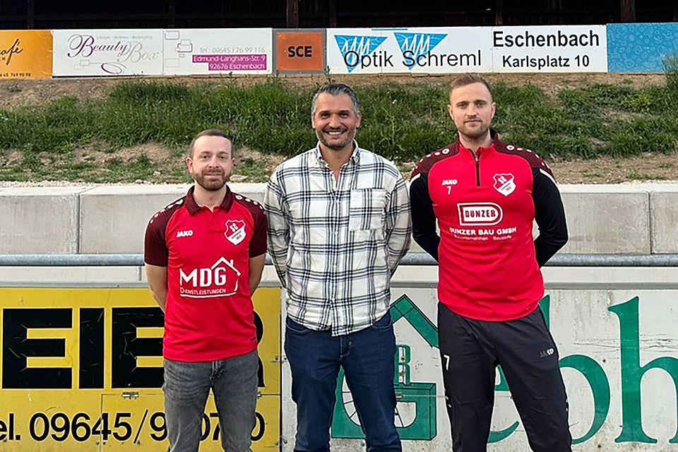 SCE-Vorsitzender Michael Brüchner (links) freut sich über die Verpflichtung des neuen Trainergespanns Muhammet Dal (Mitte) und Reinhold Quast.