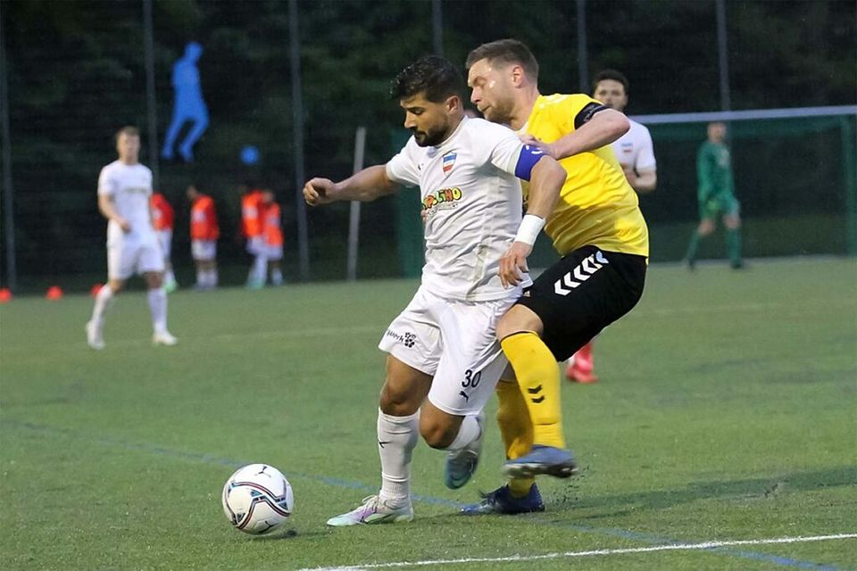 Sascha Steinfeldt (re., SV Eichede) aktiv auf dem Feld gegen Rezan Acer (Inter Türkspor Kiel). Sascha Steinfeldt (re., SV Eichede) aktiv auf dem Feld gegen Rezan Acer (Inter Türkspor Kiel).