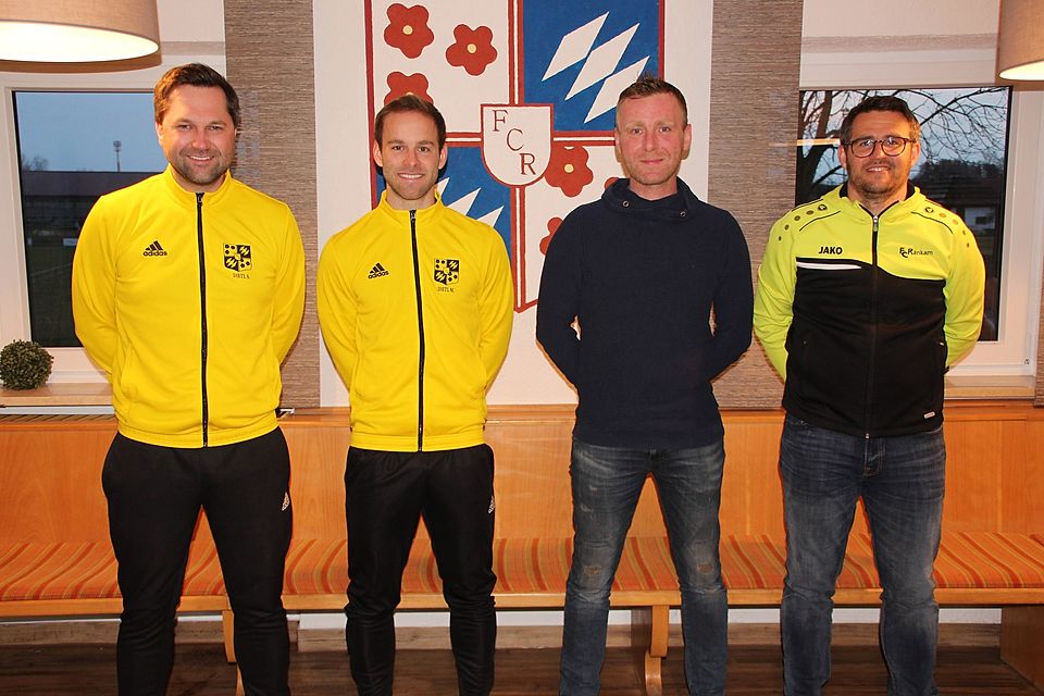 Von links: (von links): Co-Abteilungsleiter Sebastian Dietl, Co-Spielertrainer Markus Dietl, der neue Chefcoach Andreas Herrmann und Abteilungsleiter Christian Mühlbauer.