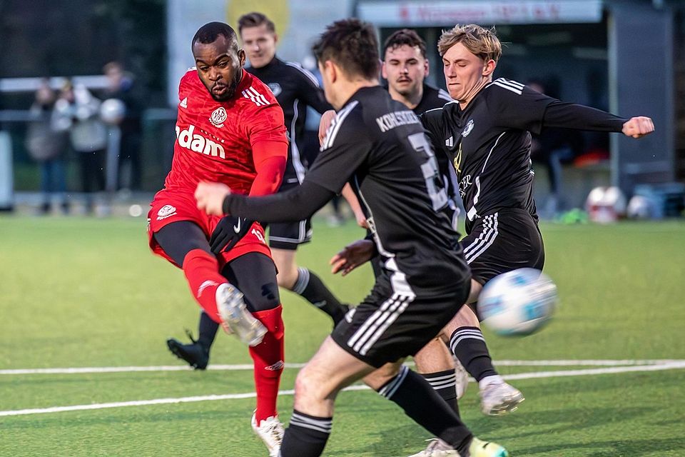 Gegen Kohlscheid stand der VfR Würselen (in Rot) auf verlorenem Posten. Die Mannschaft spielt eine ordentliche Hinrunde und überwintert auf dem fünften Platz.