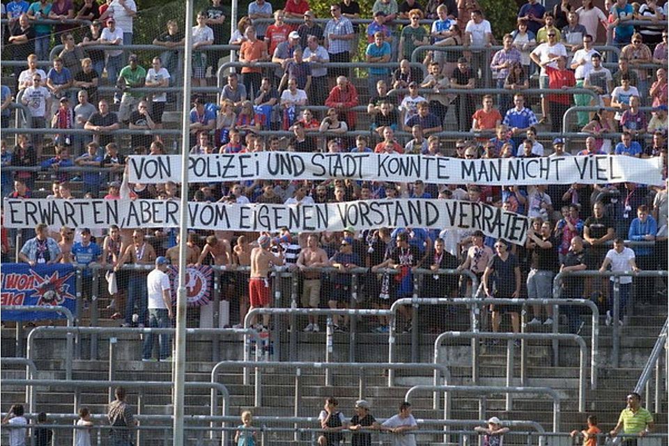 Protestaktion der Ultras während des Testspiels gegen Leverkusen. Foto: Dirk Freund