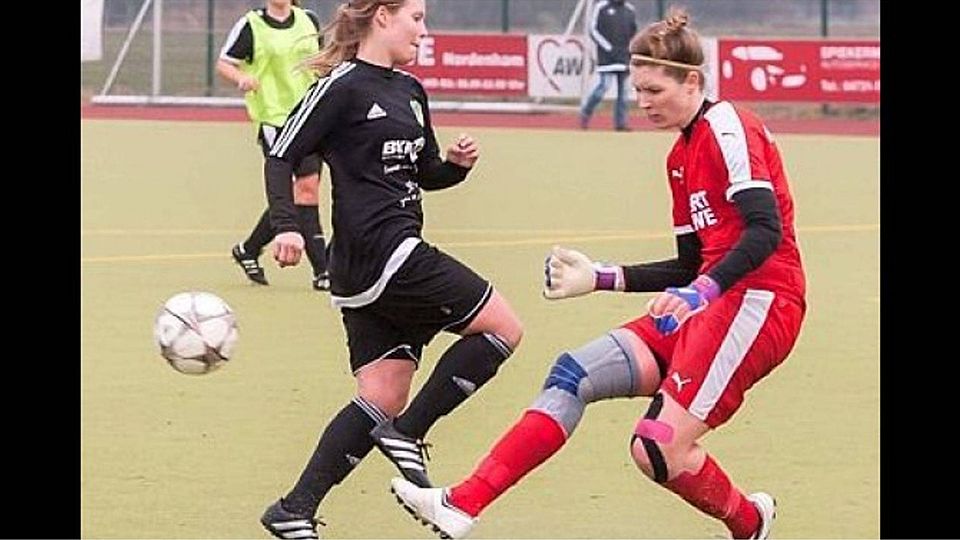 Offensiv und mutig: Die Abbehauser Fußballerinnen (dunkle Trikots) wollen den Bezirkspokal holen. Dennis Weiß