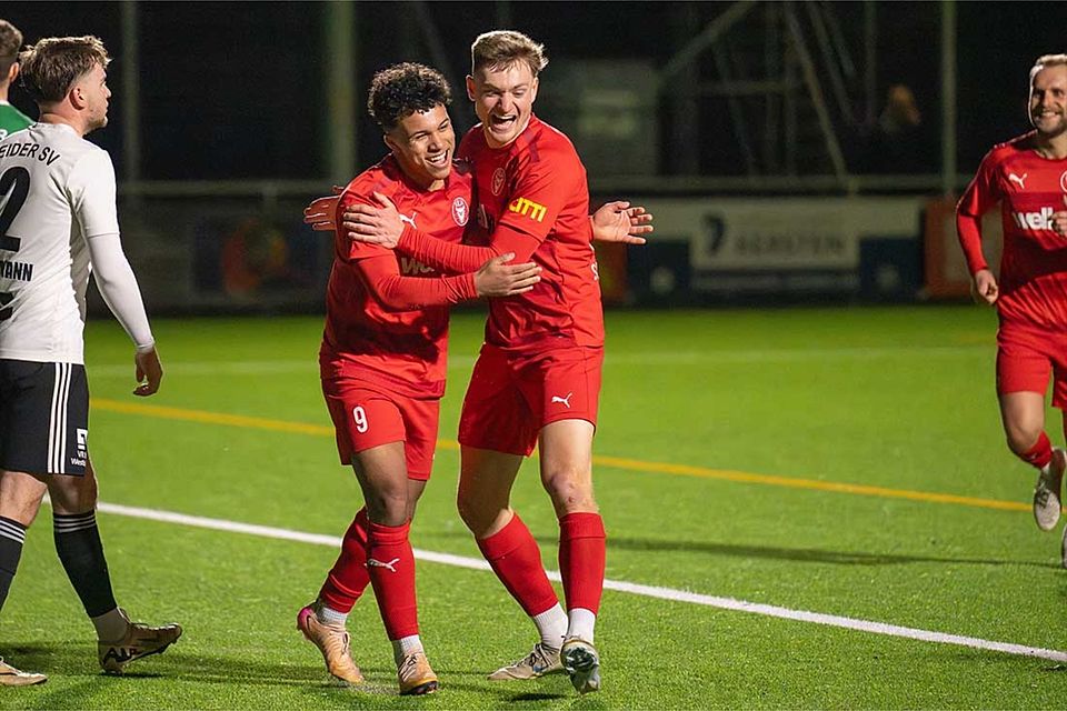 Echte Freude bei Vorbereiter Joshua Nwokoma (li.) und Marc Schwabe (Kilia Kiel) beim 3-0.