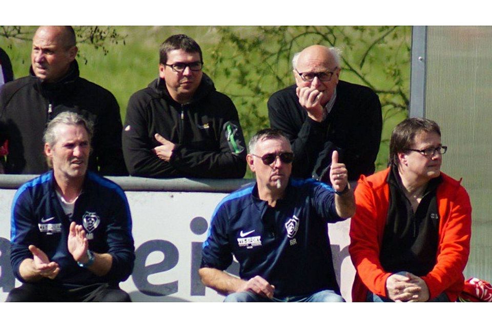 Funktionierendes Trainerteam (v.l.): Markus Reuter, René Roller, Jürgen Tücks. Im Hintergrund (r.) FCV-Präsident Jean-Paul KolbuschFoto: Victoria.