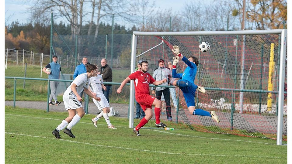 Heimsieg als Ziel: Die SG Hausham (rot) will mit einem Dreier in die Rückrunde starten, auch der TSV Otterfing (weiß) hofft auf einen Sieg.