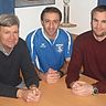 Beim TSV Inchenhofen konnten TSV-Vorsitzender Joachim Schnürer (links) und Abteilungsleiter Oliver Oberndorfer (rechts) die Weiterverpflichtung des bisherigen Spielertrainers Plamen Nikolov perfekt machen.  Foto: Lisa Schnürer