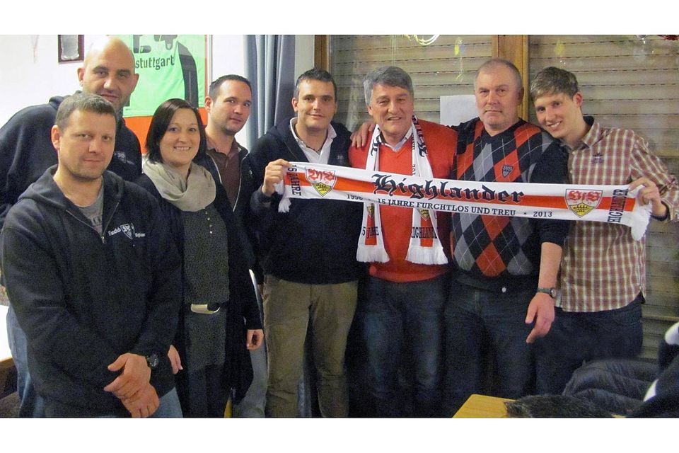 VfB-Präsident Bernd Wahler (3. von rechts) mit Mitgliedern des Ringschnaiter Fanklubs