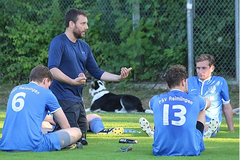Thomas Feldmeier bei der Halbzeitansprache. Christian Berghammer (Nummer 6), Sebastian Engel (13) und Robin Helmschrott hören aufmerksam zu.