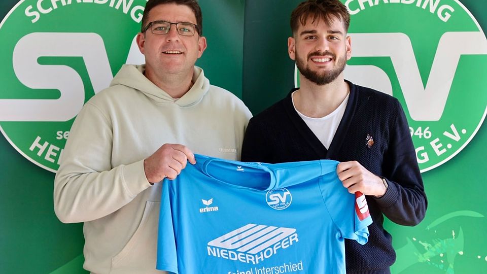 Schaldings Teammanager Jürgen Fuchs (li.) mit dem neuen Keeper Kaan Gülcü