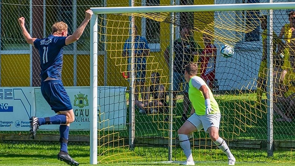 Martin Brack (links) jubelt, der Ball ist im Mauerstetter Tor - und am Ende hatte die SG Betzigau/Wildpoldsried mit 2:1 gewonnen.