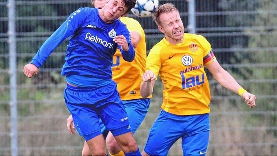 Ausgeglichener Luftkampf: Der Schlutuper Roman Wilhelm (links) im Duell mit Groß Grönaus Kapitän Florian Hahn. Foto:Jürgensen