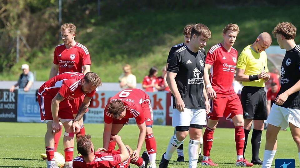 Kreisliga Isar-Rott: Der FSV Landau (in rot) hat den ersten Matchball im Spitzenspiel beim FC Dingolfing II liegenlassen.