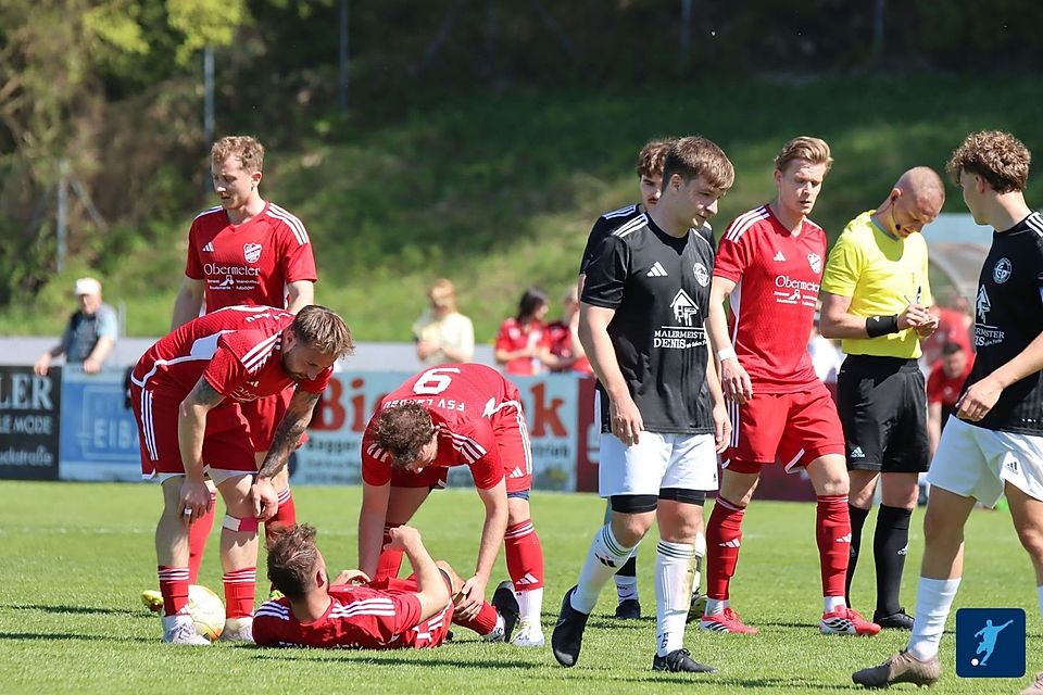 Kreisliga Isar-Rott: Der FSV Landau (in rot) hat den ersten Matchball im Spitzenspiel beim FC Dingolfing II liegenlassen.