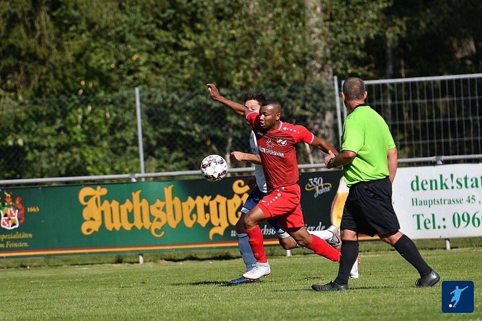 Als Parfait Douhadji (Mitte, in rot) nach 15 Minuten das Spielfeld verletzt verlassen musste, war ein deutlicher Bruch im Spiel der DJK Irchenrieth gegen die SG SV Etzenricht II/SC Luhe-Wildenau II zu erkennen.