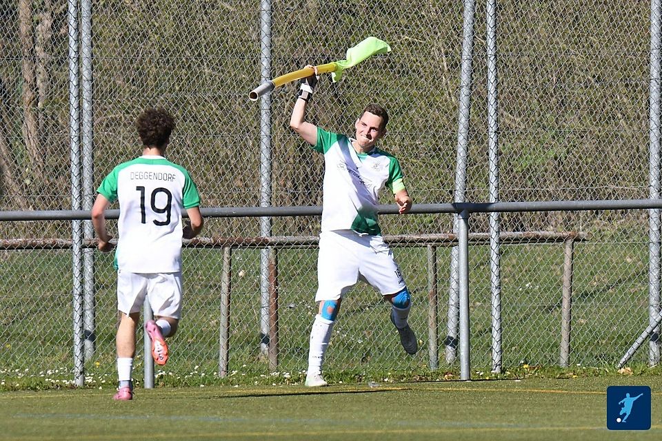 Große Freude beim Torschützen: Deggendorfs Matthias Schäfer nahm beim Jubel die Eckfahne zur Hilfe - am Ende verhalf er seinem Team zu einem ungefährdeten Heimsieg gegen den SV Hofkirchen.