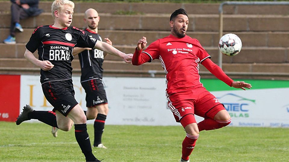 Bingens Angreifer Vllaznim Dautaj (rechts), hier im Spiel gegen RW Koblenz, blieb bei der TuS wirkungslos, musste zu allem Überfluss auch noch wegen einer Blessur ausgewechselt werden.	Foto: Edgar Daudistel
