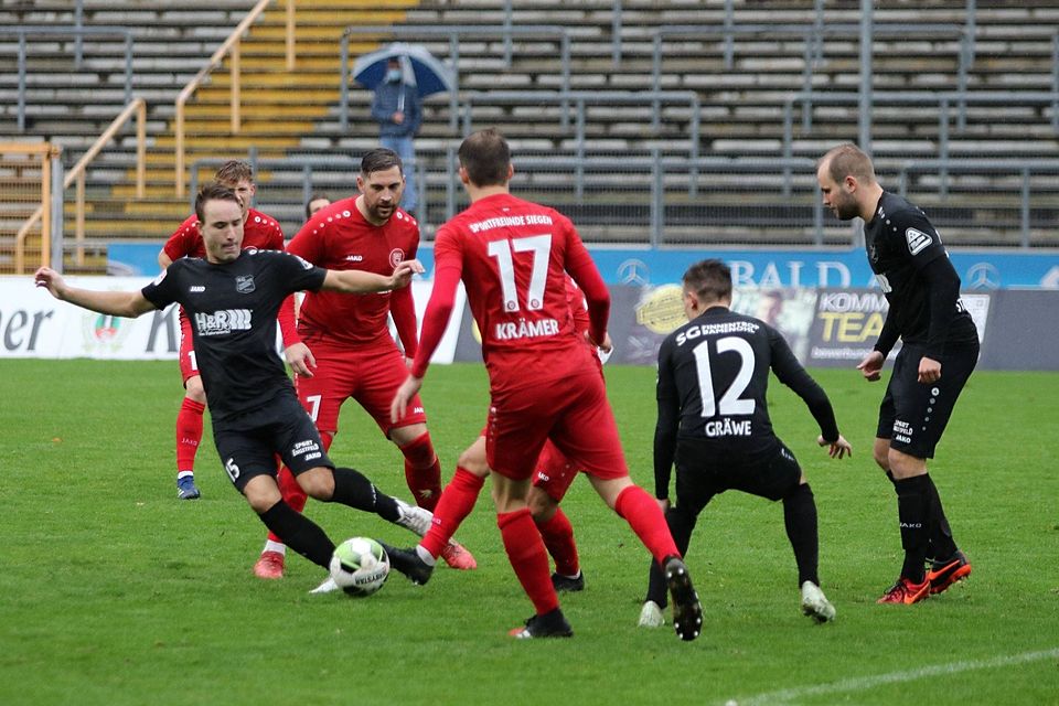 Die Sportfreunde Siegen (rote Trikots) haben ein packendes Spiel für sich entschieden. Letztlich behielten die Mannen von Trainer Tobias Cramer gegen die SG Finnentrop/Bamenohl mit 3:2 die Oberhand.