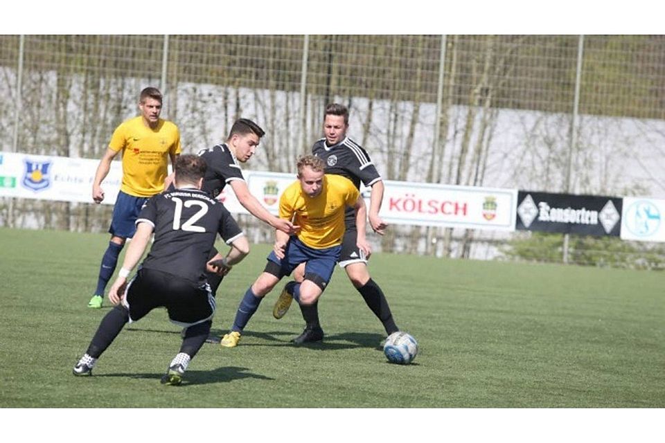 In der vergangenen Saison traten  Frömmersbach und Derschlag noch in der Kreisliga A an, jetzt starten die beiden Vereine am Wochenende in  die Saison der Kreisliga B. Foto: N. Kleinjung