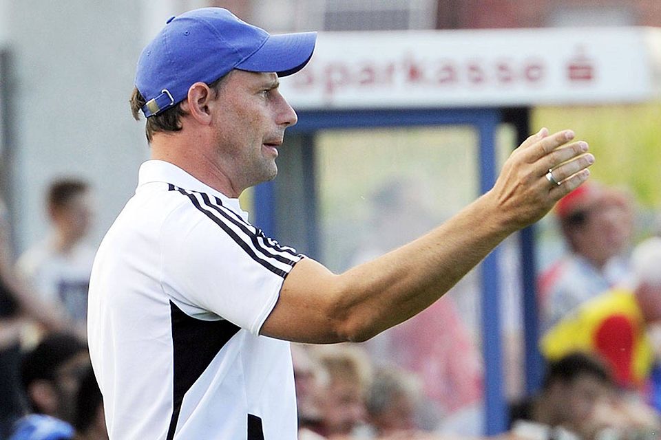 Ausdirigiert! Trainer Roland Regenbogen muss den Spitzenreiter FV Illertissen II auf der Zielgeraden dieser Saison vorzeitig verlassen.   F.: Ernst Mayer