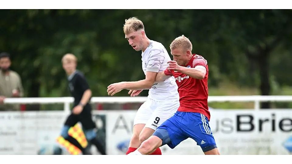 Leon Laukel (links, im Zweikampf mit Ederberglands Verbandsligaspieler Simon Mitze) begeistert seinen Trainer nicht nur auf dem Platz, sondern auch durch Zusatzschichten im Fitnessstudio. © Jens Kaliske