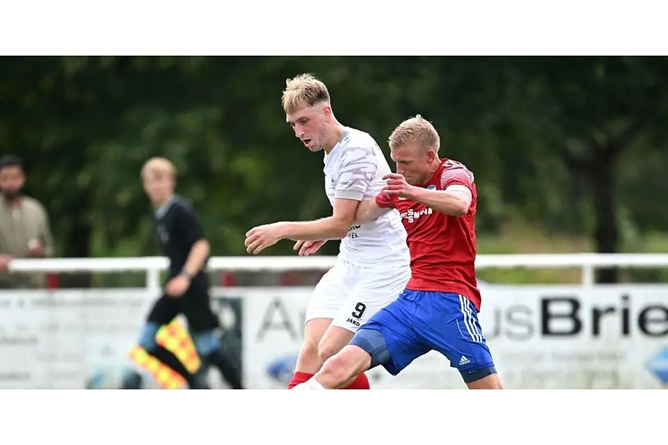 Leon Laukel (links, im Zweikampf mit Ederberglands Verbandsligaspieler Simon Mitze) begeistert seinen Trainer nicht nur auf dem Platz, sondern auch durch Zusatzschichten im Fitnessstudio. © Jens Kaliske