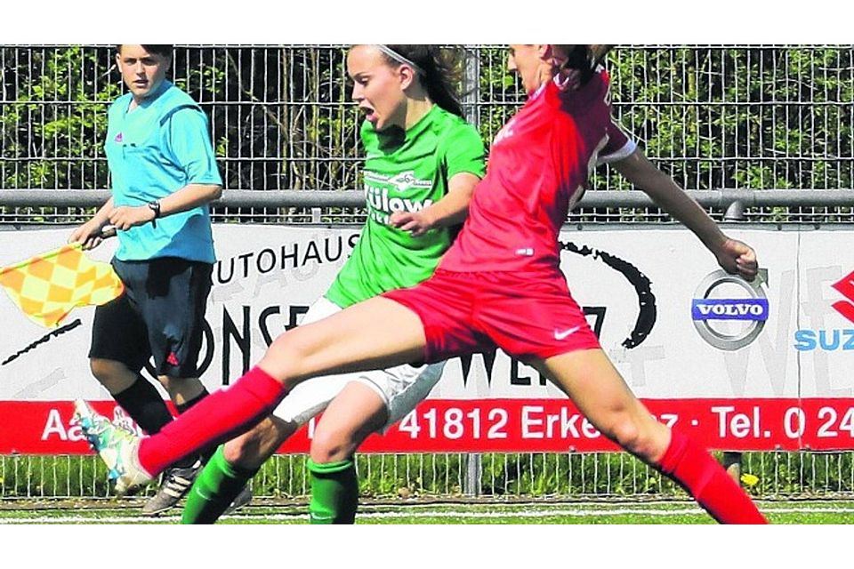 Uevekoven – VfL Bochum 3:2: Elena von den Driesch (grünes Trikot) lässt sich von ihrer Gegenspielerin nicht daran hindern, das 2:0 zu erzielen. Foto Royal