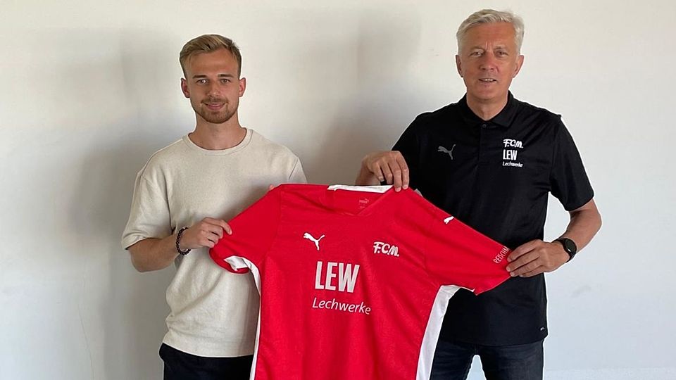 Memmingens Funktionär Esad Kahric heißt Felix Schwarzholz willkommen 