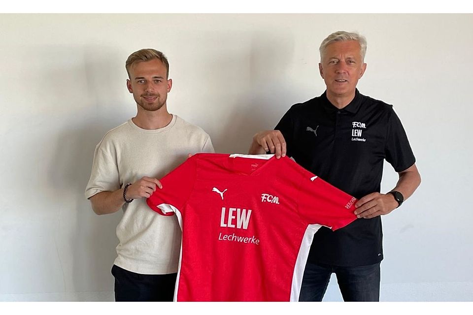 Memmingens Funktionär Esad Kahric heißt Felix Schwarzholz willkommen Memmingens Funktionär Esad Kahric heißt Felix Schwarzholz willkommen