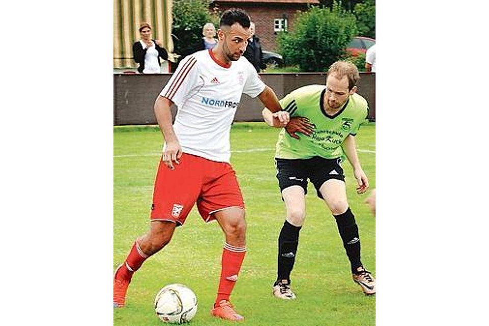 Kämpfen wieder um den Ball: die Bezirksliga-Fußballer des Heidmühler FC (links) und BV Bockhorn Sebastian Friedhoff