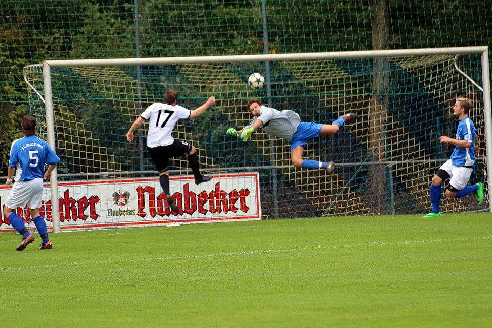 Die SpVgg Ebermannsdorf (weiß) eröffnet am Samstag bereits die Rückrunde.