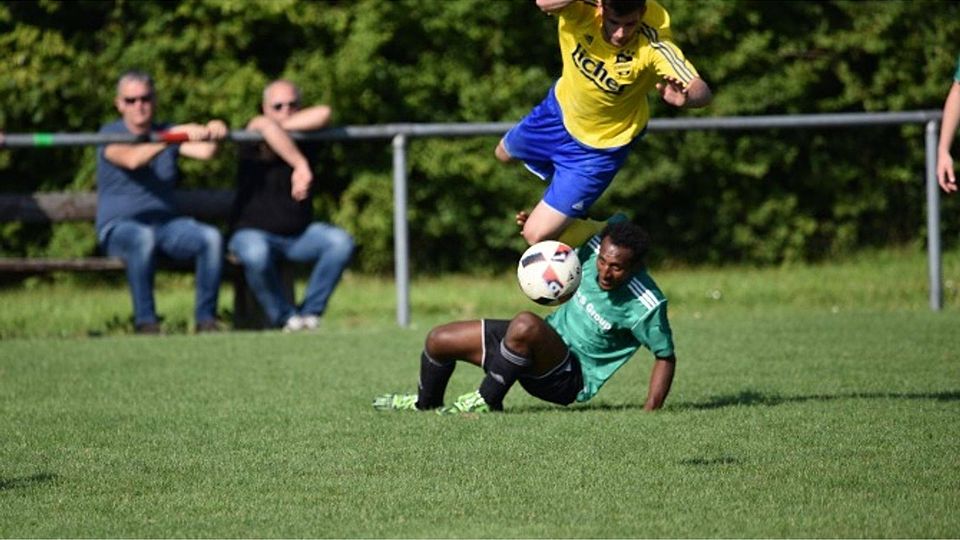 Nicht gefallen, sondern ausgefallen: Das Pokalspiel des VfR Rudingshain (in gelb Fabian Fiedler) gegen Nieder-Mockstadt/Stammheim ist am Donnerstagabend ebenso ausgefallen wie die Partien Wenings