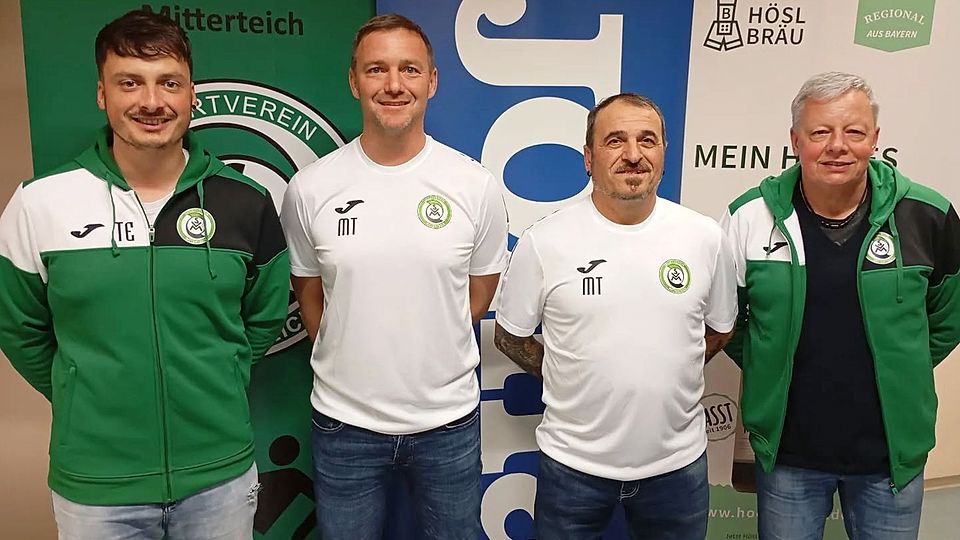 Sportlicher Leiter Tobias Eckert (links) und Vorsitzender Roland Eckert (rechts) begrüßen Marco Zeus (Zweiter von links) und Stefan Rogler im künftigen Trainerteam.