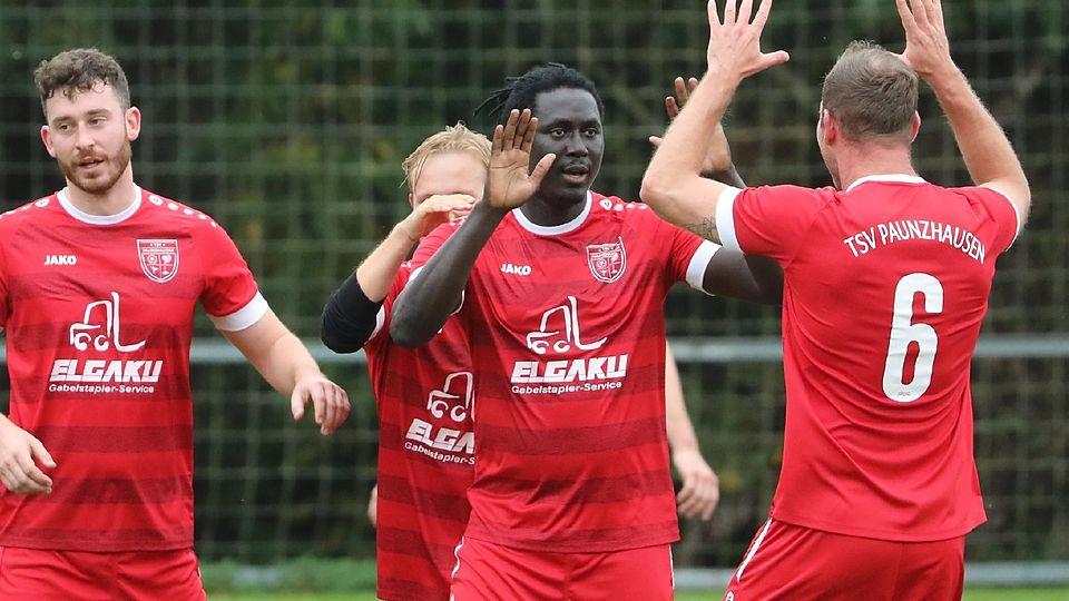 Hinten sicher und vorne eiskalt: Die Paunzhausener, die überraschend in Hörgertshausen gewannen, bejubeln das 1:0 ihres zweifachen Torschützen Yakhya Diop (2. v. r.).