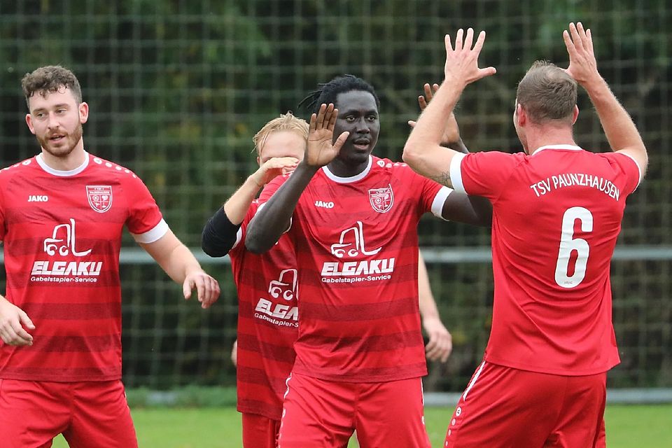 Hinten sicher und vorne eiskalt: Die Paunzhausener, die überraschend in Hörgertshausen gewannen, bejubeln das 1:0 ihres zweifachen Torschützen Yakhya Diop (2. v. r.).