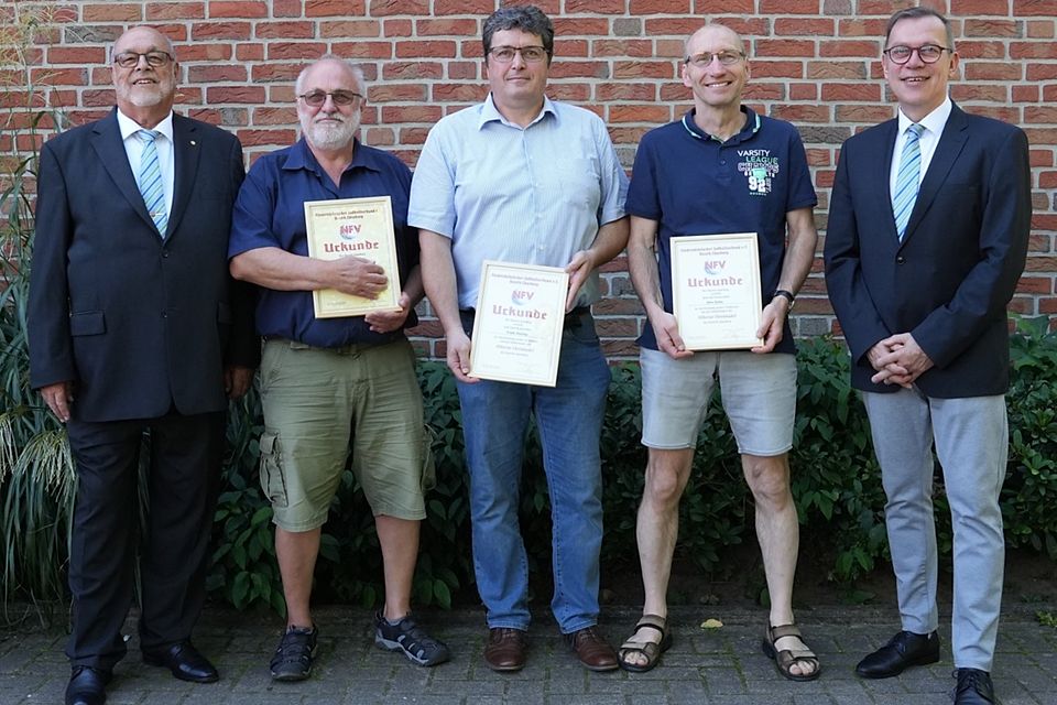 Heiko Wiehn (links) und Christian Röhling (rechts) überreichten Wolfgang Schönfeld, Frank Oetting und Uwe Stolte (ab 2. von links) die Ehrennadel des Bezirks Lüneburg in Silber. 