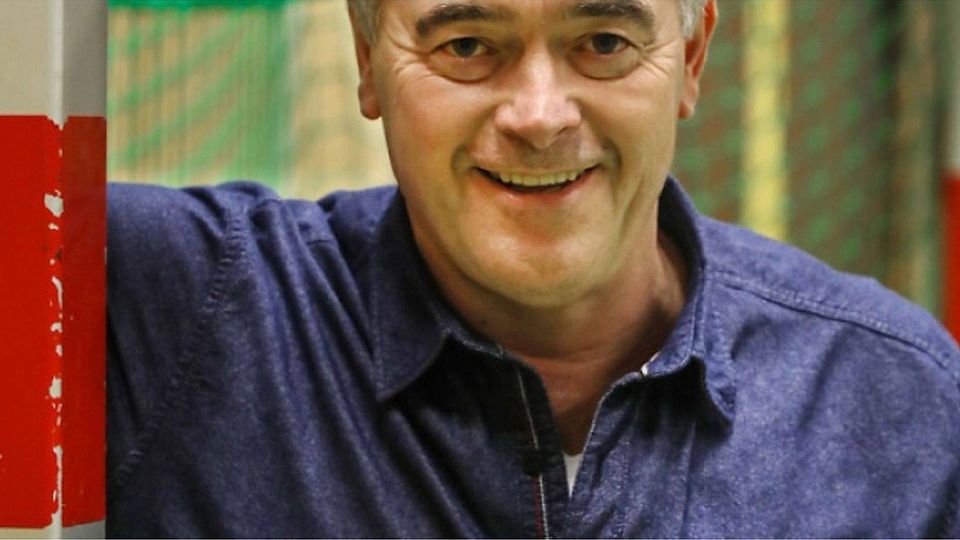 Jürgen Hartmann lehnt sich an ein Tor in der Hagenbachhalle. Dort werden an diesem Samstag die Stadtmeisterschaften ausgetragen. Hartmanns TSV Hessental ist der Titelverteidiger. © Foto: Ufuk Arslan