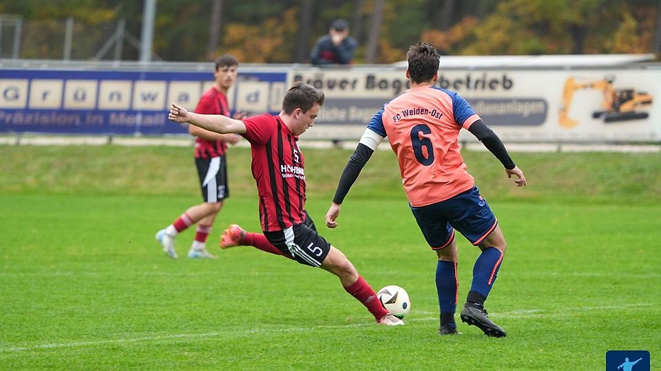 Nach dem knappen 2:1 in Pleystein setzt der SC Luhe-Wildenau II (in Rot-Schwarz) langsam zum Alleingang an der Tabellenspitze an. 