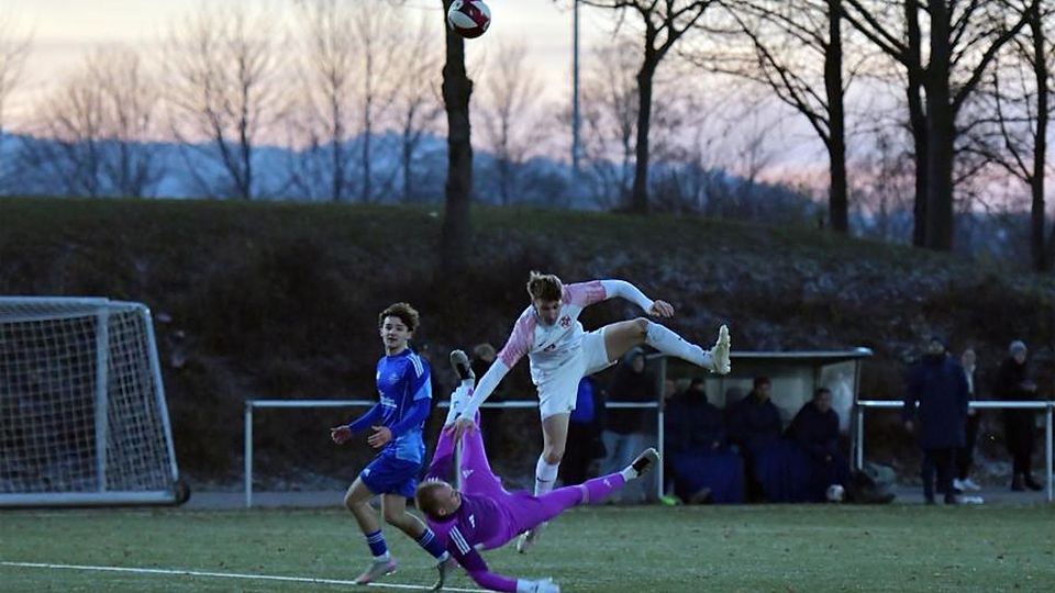 Seckmauerns Torhüter Markus Zatocil kommt Tim Gensel (FC Fürth) in die Quere. Einen Freistoß gibt es aber zum Unmut der Fürther nicht. Schiedsrichter Fabian Boy brach die Partie der Fußball-Gruppenliga am Samstag in der Pause wegen des vereisten Kunstrasens ab.	Foto: Dagmar Jährling