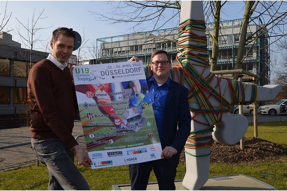 Martin Meyer (Turnierleiter/links) und Piet Keusen (Pressesprecher/rechts) zeigen stolz das erste Plakat mit den teilnehmenden Mannschaften. Foto: U19 Trophy