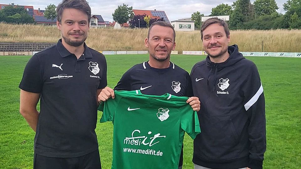 ASV-Spartenleiter Michael Hammer (links) und Chefcoach Dominik Schuster (rechts) freuen sich über die Verpflichtung von Matthias Kaminski, der ab sofort das Trainerteam unterstützen wird.