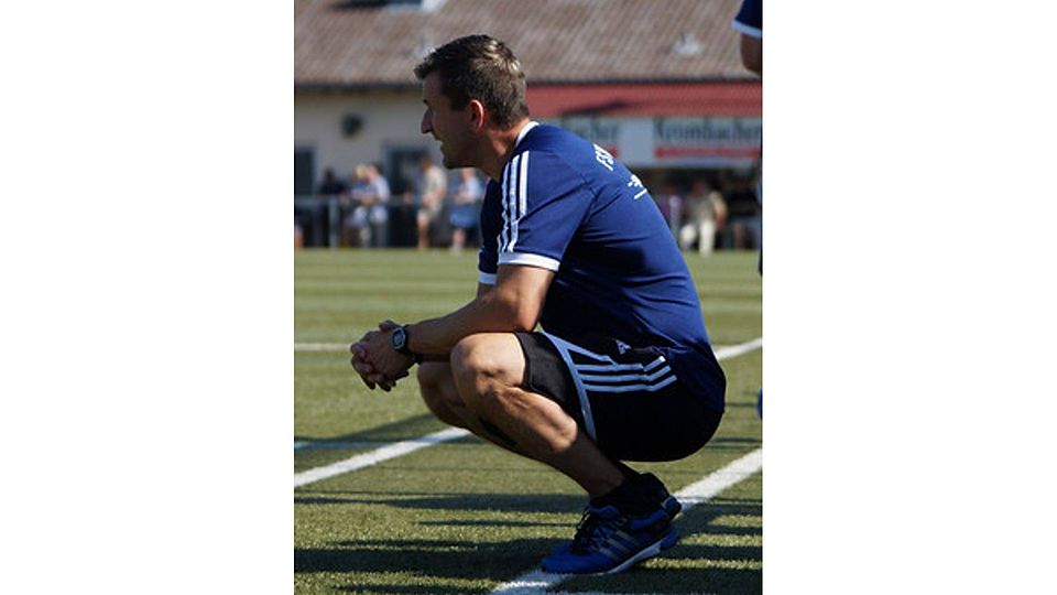 In die Knie gezwungen: FSV-Coach Markus Kubonik mussten sich im Derby BG Marburg mit 0:2geschlagen geben     Foto: Jens Otto