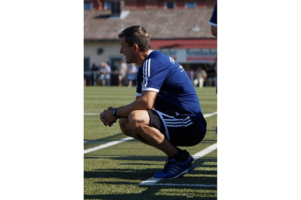 In die Knie gezwungen: FSV-Coach Markus Kubonik mussten sich im Derby BG Marburg mit 0:2geschlagen geben     Foto: Jens Otto