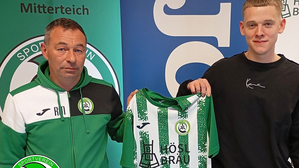 Spielleiter Ralf Müller (links) stellt Neuzugang Lukas Hausladen vor.