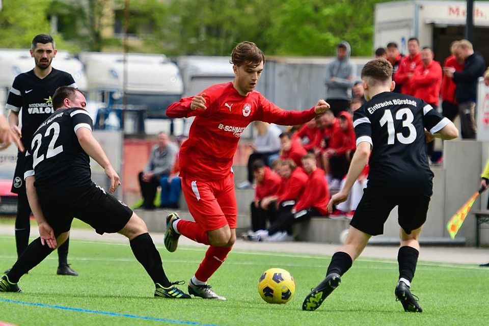 Auch zu zweit können die Bürstädter Fabrizio Romagnolo (links) und Leon Münch (rechts) den Walldorfer Can Karatas nicht stoppen. Die Eintracht unterlag 1:5.