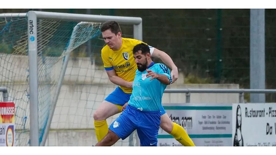 Einen Meter gegen 2,50 Meter? Trotz des scheinbar riesigen Größenunterschieds behauptet Jakop Abdulmasih von der SG Niederbiel (v.) gegenüber Andre Schreier von der SG Waldsolms II den Ball. © Isabel Althof