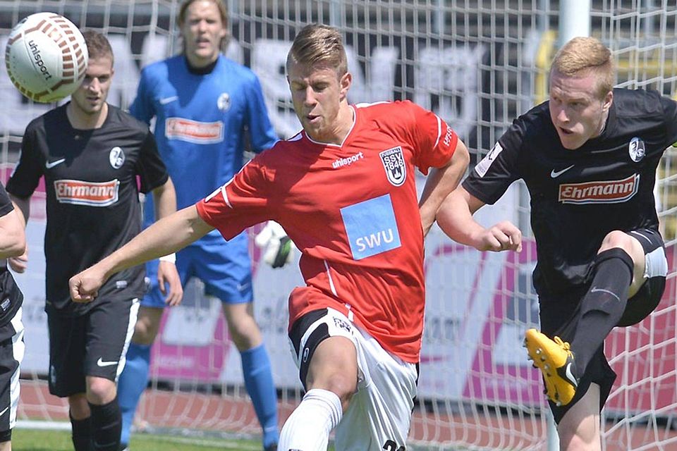 Der Ulmer Johannes Reichert (im roten Trikot) zieht im Zweikampf mit einem Freiburger den Kürzeren - eine typische Szene für das letzte Heimspiel, das die Spatzen völlig verdient mit 0:3 gegen die Süd